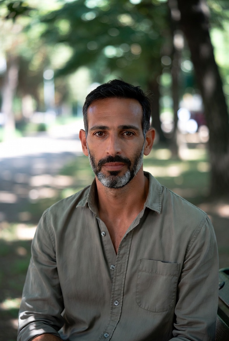 Portrait d'un homme dans un parc discutant du coaching en seduction en Ariège