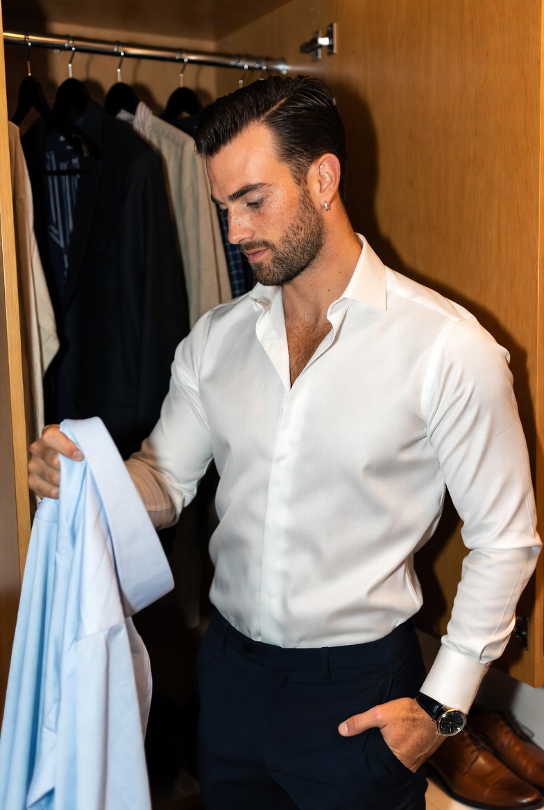 Homme tenant une veste qui se prépare pour un rdv amoureux dans la Manche