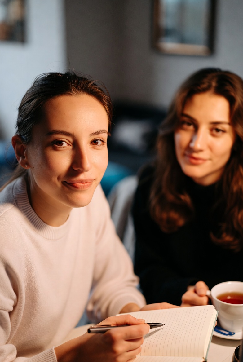Deux femmes en discussion pendant une seance de coaching amoureux en Savoie 73
